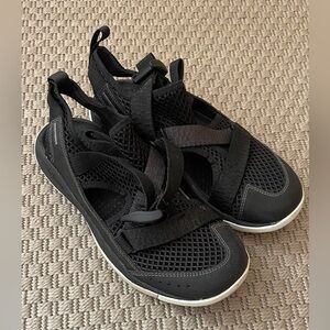Until 3/17 EUC Chaco Odyssey Black Mesh Strap Sandals size 7